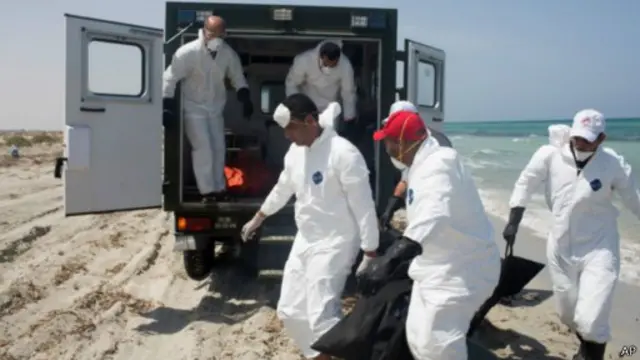红十字会工作人员处理利比亚外海发现的难民尸体