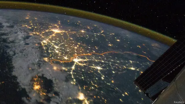 فولادی باڑھ زدہ پنج شاخہ پاک بھارت سرحدی گورکھ دھندے کو خلا میں موجود ہر معقول مصنوعی سیارہ، سیاہ رات کے دل کو چیرتی روشن لکیر کے طور پر دیکھ سکتا ہے