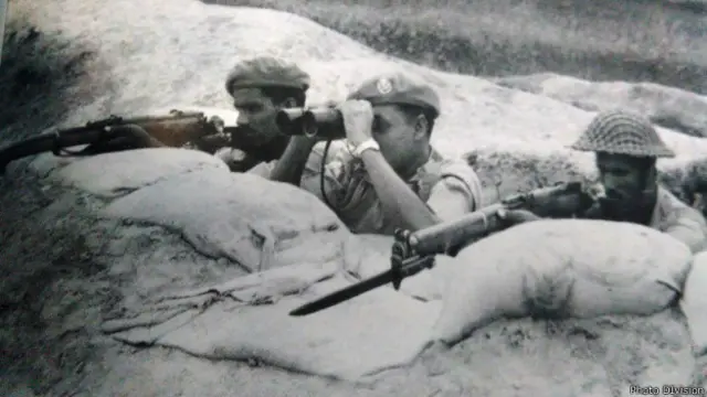 कच्छ में सरदार चौकी पर पाकिस्तानी सैनिकों की गतिविधियों की निगरानी करते हुए भारतीय सैनिक.