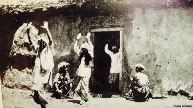 भारतीय सैनिकों के सामने पाकिस्तानी घुसपैठियों का आत्मसमर्पण.