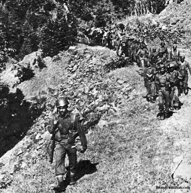 हाजी पीर की चढ़ाई चढते हुए भारतीय सैनिक.