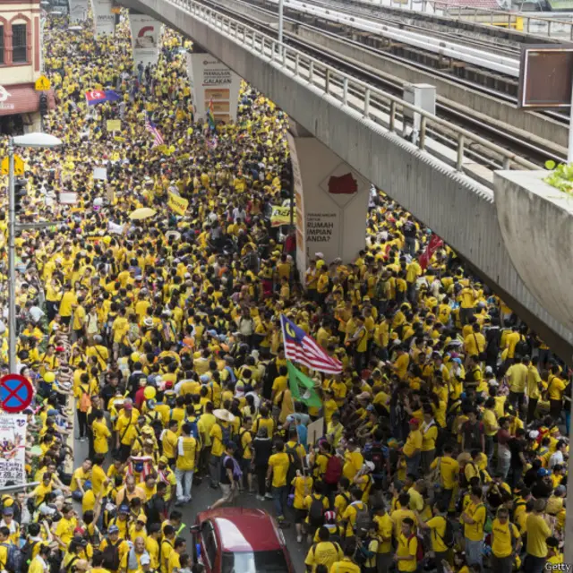 Semula polisi menyatakan tidak akan memberi izin, namun unjuk rasa berlangsung tanpa masalah