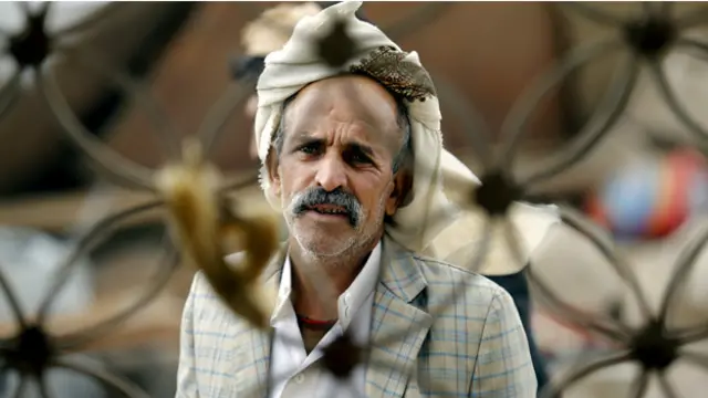 يمني من سكان صنعاء يتفقد الدمار الذي حل بمسكنه جراء غارة للتحالف الذي تقوده السعودية