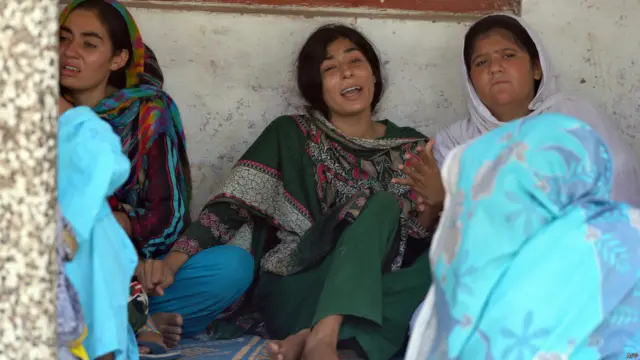 واضح رہے کہ گذشتہ روز سرحد کے دونوں طرف سے ہونے والی فائرنگ کے نتیجے میں پاکستانی فوج کے مطابق آٹھ پاکستانی عام شہری ہلاک ہوگئے تھے۔ جبکہ بھارت نے بھی اپنے تین شہریوں کی ہلاکت کا دعویٰ کیا تھا۔