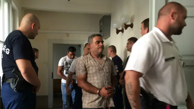 Avusturya'da terk edilmiş bir kamyonetin kasasından 71 göçmenin cesedinin bulunmasıyla ilgili olarak Macaristan'da dört kişi mahkemeye çıkarıldı.