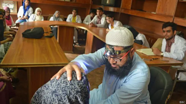पाकिस्तान के मेडिकल कॉलेज की एक क्लास