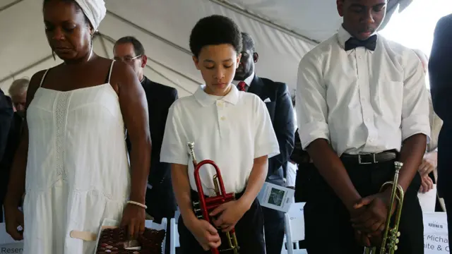 为身份未能确认的死难者默哀的民众。