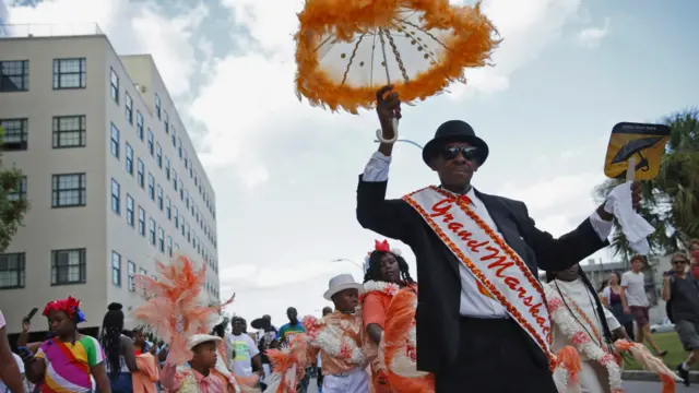 身穿鲜艳服装参与纪念游行的民众。