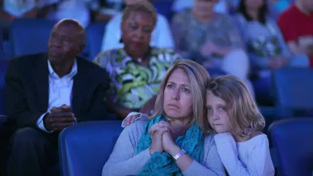 Зрители концерта в память о жертвах урагана "Катрина"