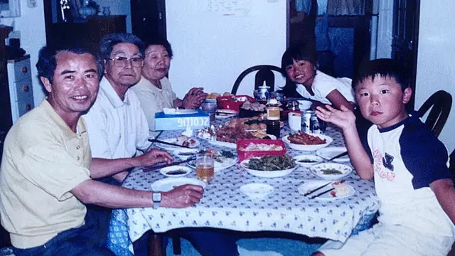 Ông Hoàng Xuân Nam (trái ngoài cùng) trong một lần thăm cha mẹ của mình ở Nhật.