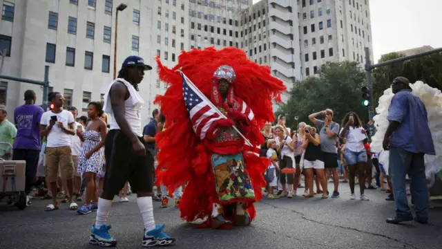 Жители Нового Орлеана в костюмах Марди Гра
