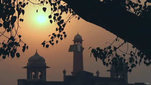 اندرون لاہور جس کے اندر مُغلوں کی بنائی ہوئی شاہکار عمارتیں صدیوں کی تھکن لیے اب پھر سے انگڑائیاں لے رہی ہیں