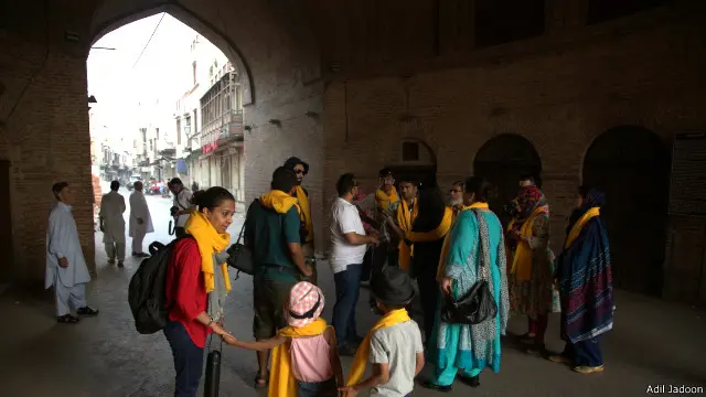 گھماتے پھراتے ہوئےعادل لاہوری موجودہ حکومت کے ہر ناقص کام پر آنکھ مار کر کہتا ’سڑ جی ۔۔۔ یہ شیمپو پڑوگڑام ہے‘
