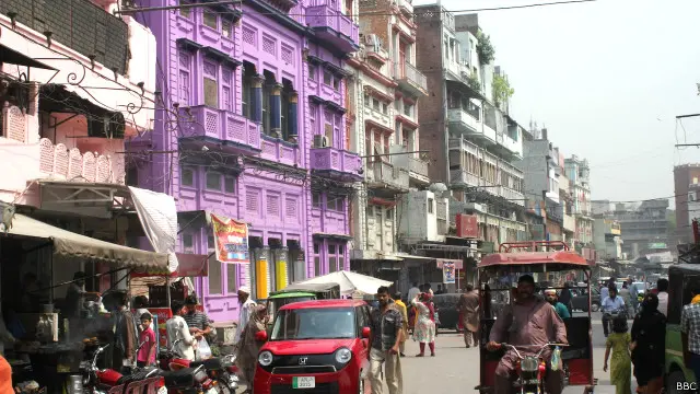 میں سوچنے لگا لاہور کے گوالمنڈی کی طرح، کراچی کے پاکستان چوک کی عمارتیں اتنی رنگین نہیں کی جا سکتیں؟