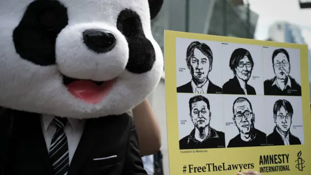 國際特赦組織8月6日在泰國曼谷的中國使館前,要求中國政府釋放已抓捕的維權律師及維權人士。