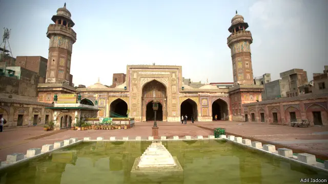 مسجد وزیر خان میں ایک ٹھنڈی خاموشی آپ کی تھکن دور کر دیتی ہے