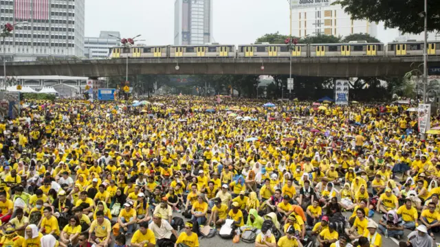 吉隆坡净选盟集会现场一名支持者挥舞马来西亚国旗(30/8/2015)