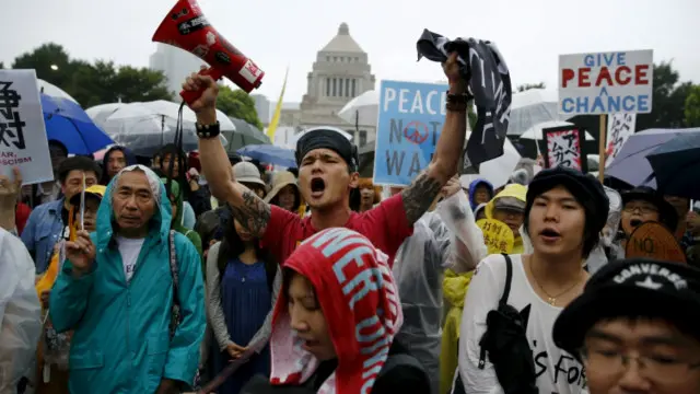 يتزعم المظاهرات طلبة وغيرهم من الشباب الذين يقولون إنهم يريدون حماية الدستور السلمي لليابان