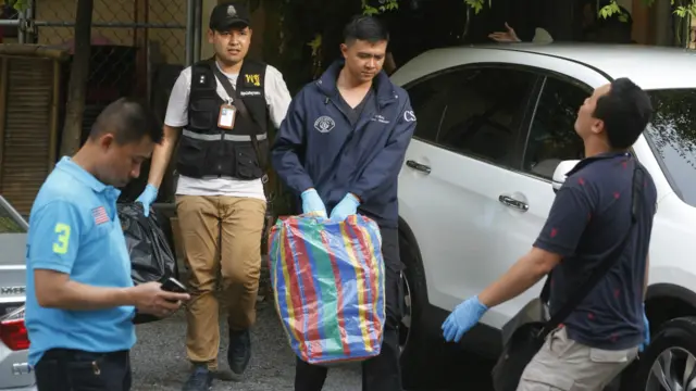 警员从曼谷爆炸案嫌疑人住所带走证物(29/8/2015)