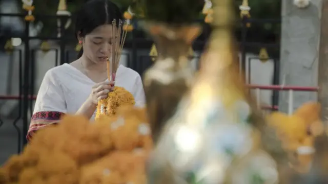 Kuil Erawan dikunjungi ribuan pemeluk agama Buddha setiap hari.