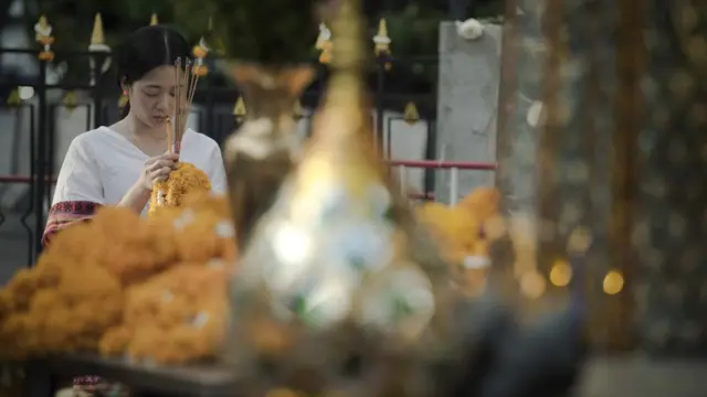 一名女善信在曼谷四面佛参拜(24/8/2015)