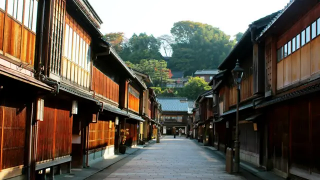 Nằm giữa biển Nhật Bản và các dãy núi tuyết phía tây, Kanazawa được coi là một trong những nơi thích hợp nhất để tìm hiểu về lịch sử samurai. Thị trấn không bị huỷ hoại trong Thế chiến II và vẫn là một trong những thị trấn - lâu đài của thời kỳ Edo được bảo tồn tốt nhất.
Đây là một trong những thành phố hiếm hoi ở Nhật Bản, nơi vẫn còn lưu giữ một khu quận samurai.