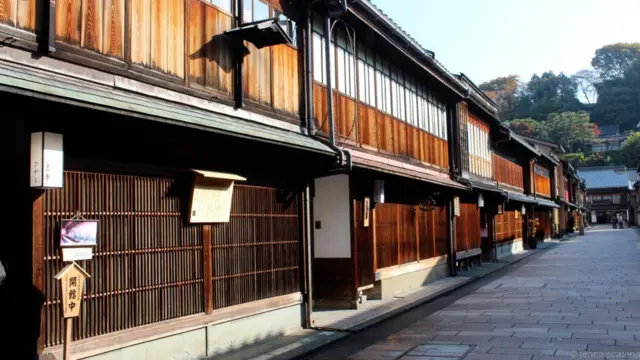 Higashi Chaya là khu quận cổ của Kanazawa, nơi như mê cung với các trà quán, đền thờ và các ngôi nhà samurai được phục chế. Khu quận này có các dãy nhà có chấn song đẹp mê hồn, những con phố hẹp có hàng cây bạch quả vàng rực.