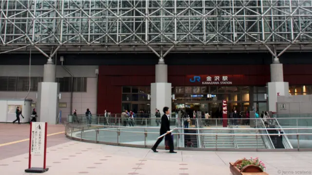 Trước đây, cần năm giờ đồng hồ và sau mấy lần chuyển tàu ta mới có thể từ Tokyo tới được Kanazawa, cách nhau 473 km. Nay thì đơn giản hơn nhiều. Từ 14/3/2015, dịch vụ tàu cao tốc Shinkansen Hokuriku của Công ty Đường sắt Tây Nhật Bản khiến cho thời gian di chuyển cắt ngắn chỉ còn một nửa. Cũng giống như các chuyến tàu thường, đoàn tàu cao tốc này chạy tới ga Kanazawa, một trong những nhà ga đẹp nhất thế giới.