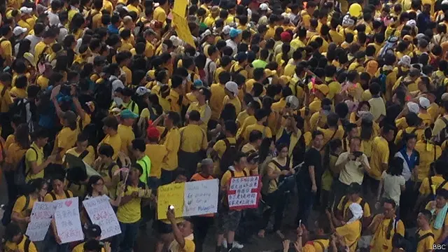 Belasan ribu orang berpakaian kuning berbondong-bondong memenuhi kawasan pusat ibukota Malaysia, Kuala Lumpur sejak Minggu pagi.