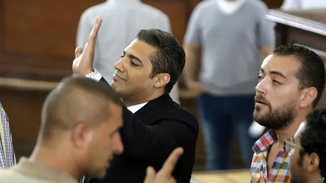 تینوں صحافیوں پر کالعدم تنظیم اخوان المسلمین کی مدد کرنے کا الزام ہے جس کی وہ سختی سے تردید کرتے رہے ہیں