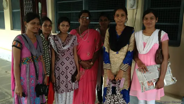 ब्रह्मकुमारी आश्रम घूमने आईं नर्सिंग की लड़कियाँ