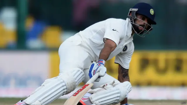 تیسرے دن کھیل کے اختتام پر وراٹ کوہلی اور روہت شرما کریز پر موجود تھے