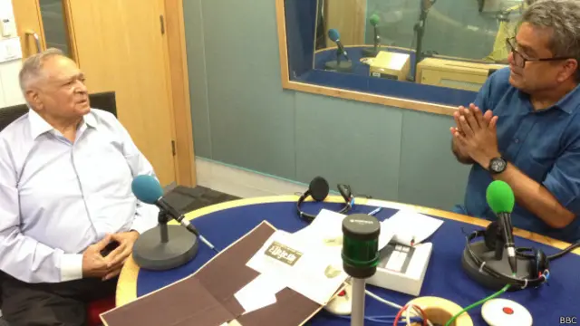 फ़्लाइंग आफ़िसर विनय कपिला बीबीसी स्टूडियो में रेहान फ़ज़ल के साथ.