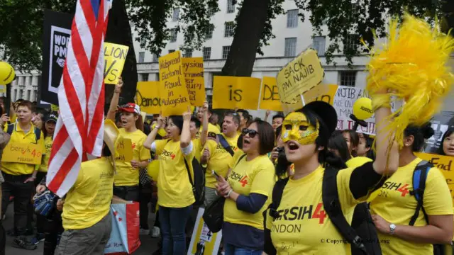 گذشتہ ہفتے ہزاروں افراد نے سڑکوں پر نکل کر وزیراعظم نجیب رزاق سے مستعفیٰ ہونے کا مطالبہ کیا