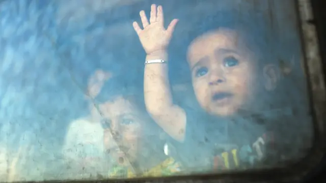 Дети-беженцы в машине