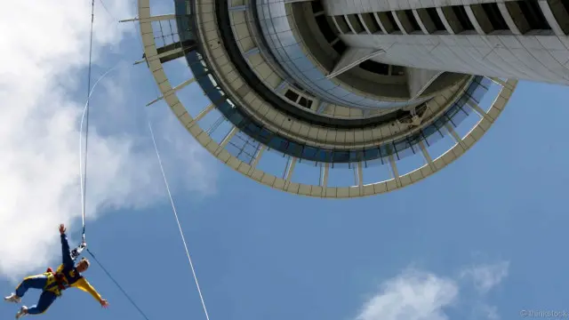 Tháp Sky Tower là công trình do con người xây dựng cao nhất ở Nam Bán cầu, rất thích hợp cho những ai ưa môn nhảy bunjee