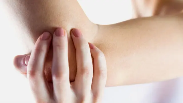 dolor de codo de hueso divertido