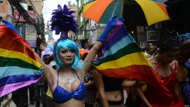 रैली में नाचते गाते हुए सैकड़ों ने हिस्सा लिया. 