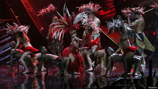 Nicki Minaj (con el micrófono) durante su actuación en los premios MTV en Los Angeles. La artista interpretó "Trini Dem Girls".
