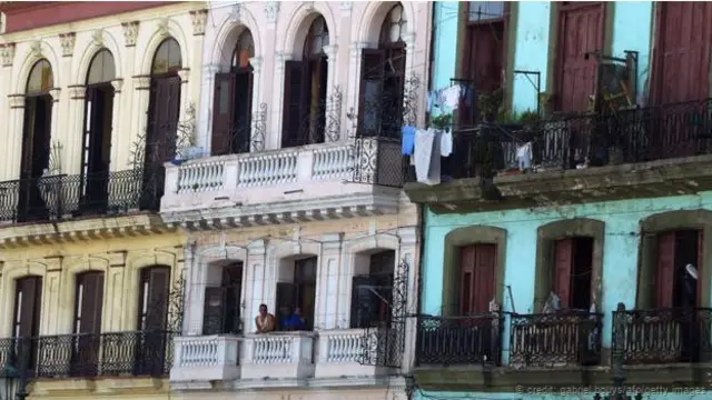 Ciri khas bagian depan apartemen di Havana, Kuba.