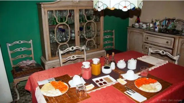 Makanan rumahan yang disediakan di losmen.