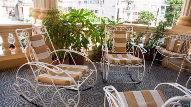 Bersantai dengan duduk di balkon sebuah losmen.