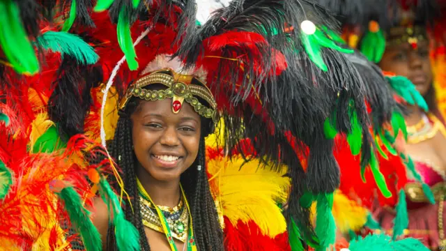 पश्चिमी लंदन में सोमवार से दो दिनों का 'नॉटिंग हिल कार्निवल' शुरू हुआ. इसमें शामिल होने के लिए सड़कों, गलियों में हजारों की संख्या में लोग उतर आए हैं. 