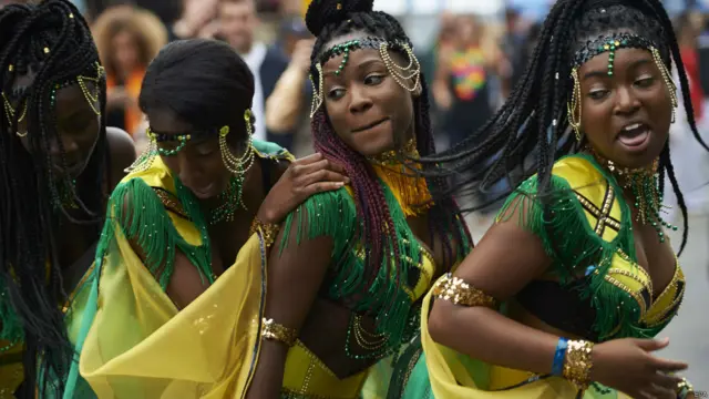 जुलूस में शामिल ये लोग नाचते हुए ग्रेट वेस्टर्न रोड और लैडब्रोक ग्रोव के बीच से गुजरते हुए. 