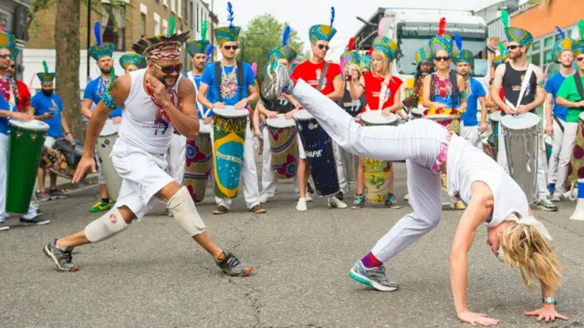 बैंक होलीडे सोमवार के दिन छोटे तो छोटे बड़े भी बड़े उत्साह से ग्रैंड फिनाल परेड में हिस्सा ले रहे हैं. 