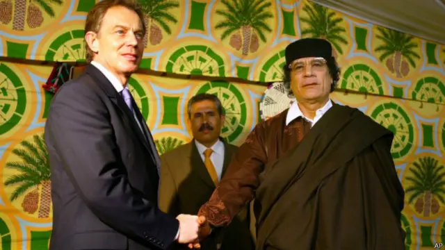 तत्कालीन ब्रिटिश प्रधानमत्री टोनी ब्लेअर के साथ मुअम्मर गद्दाफ़ी.