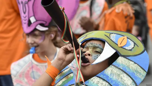 सैंकड़ों की संख्या में बच्चे जुलूस में हिस्सा लेते हुए घुमावदार गलियों में निकल पड़े हैं. 