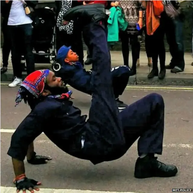 पुलिस, कैमरा, एक्शनः गश्त लगाते हुए सार्जेंट रिचर्ड बर्न्स ने इन नर्तकों की तस्वीर खींच ली