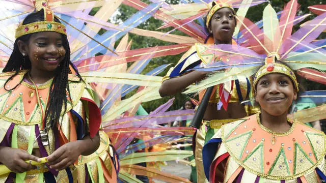 नाचती हुई इनकी टोली ग्रेट वेस्टर्न रोड और लैडब्रोक ग्रोव के बीच के गलियों में अपने जलवे बिखेर रही है. 