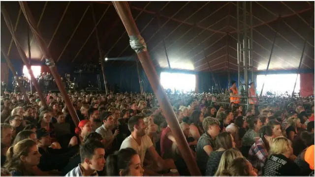 Tampak terlihat tidak ada tanda-tanda pelemparan botol atau cawan plastik